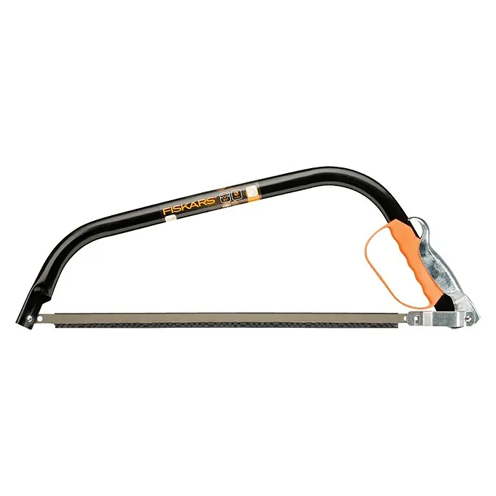 Fiskars Bügelsäge SW30 - L x H: 625 x 19 mm - Abbildung einer Fiskars Bügelsäge. Die Bügelsäge hat einen schwarzen Rahmen, einen orangefarbenen Griff und ein Sägeblatt zum Schneiden von Holz.