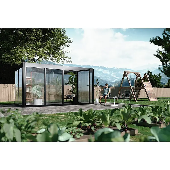 SunElements Gewächshaus SunGarden Select 5.2 - Außenmaß inkl. Dachüberstand (B x T): 548 x 233 cm, Material Seitenwand: Kunststoff, 10 mm, Anthrazit-Metallic - Ein modernes Glashaus mit schwarzem Rahmen, das als stilvoller Rückzugsort im Garten dient. Im Garten befindet sich ein Kinderspielplatz.