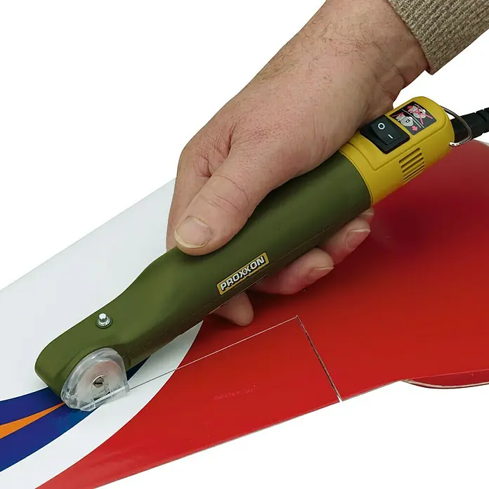 Proxxon Micromot Cuchillo eléctrico MIC n.º 28650 - Verde/Amarillo - Cortador de hilo caliente Proxxon en uso, perfecto para modelismo y cortes de precisión.