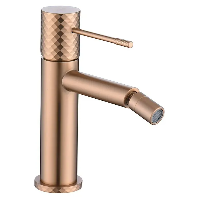 Imex Génova Grifo monomando de bidé - Oro rosa - Imagen de un grifo de bidé de oro rosa con un patrón de diamantes para el baño con boquilla ajustable sobre un fondo negro.