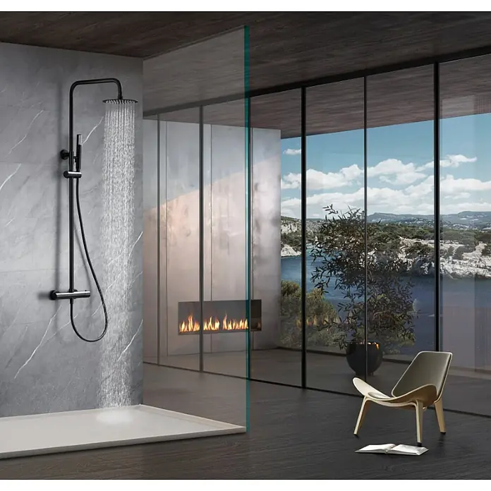 Imex Génova Sistema de ducha - Grifo termostático, Negro - Elegante baño con juego de ducha negro y ventanas panorámicas. El accesorio de ducha moderno añade un toque elegante al espacio.