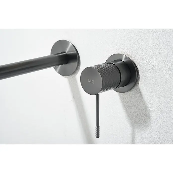 Imex Génova Grifo de lavabo - Black gun metal - Primer plano de un grifo IMEX con palanca para el control de temperatura y flujo, diseño elegante para baños modernos.
