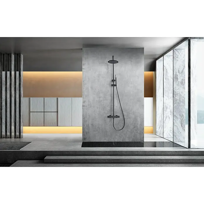 Imex Génova Sistema de ducha - Grifo termostático, Black gun metal - Imagen de un baño moderno con un elegante sistema de ducha negro sobre una pared de hormigón.