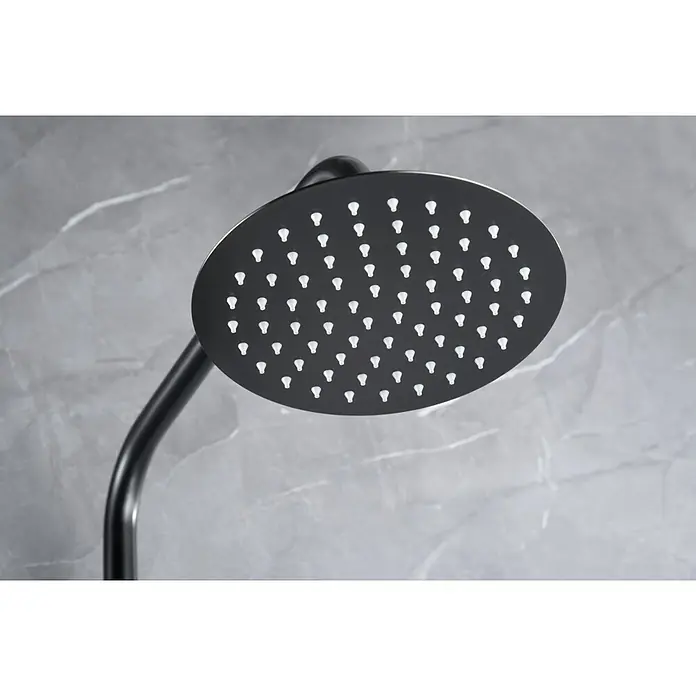 Imex Génova Sistema de ducha - Grifo termostático, Black gun metal - Primer plano de un cabezal de ducha de lluvia negro mate con boquillas de agua, sobre un fondo de mármol gris.