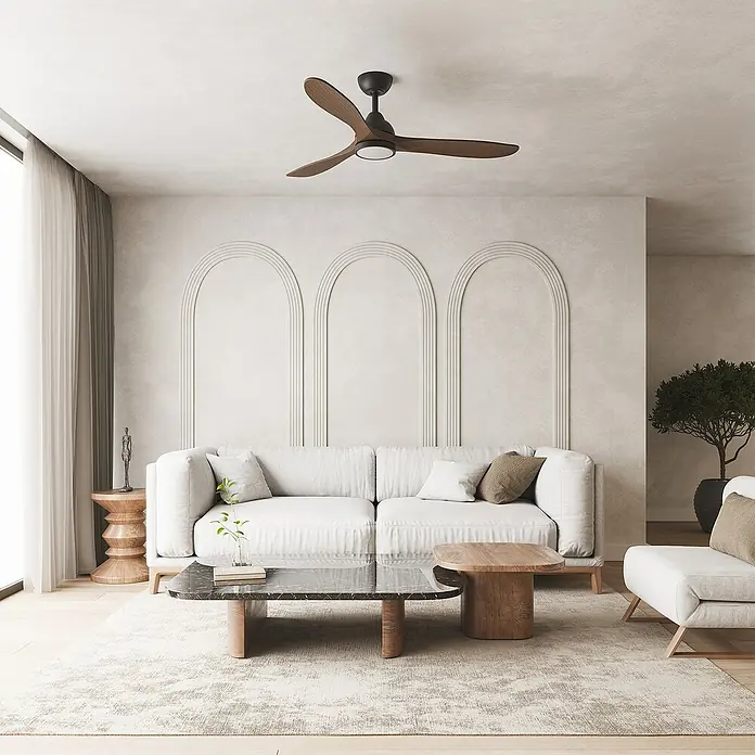 Arte confort Ventilador de techo Kenia - Roble negro, 132 cm, 34 W, Blanco cálido - Sala de estar con ventilador de techo de aspas de madera, que realza el ambiente acogedor. El mueble muestra tonos neutros.