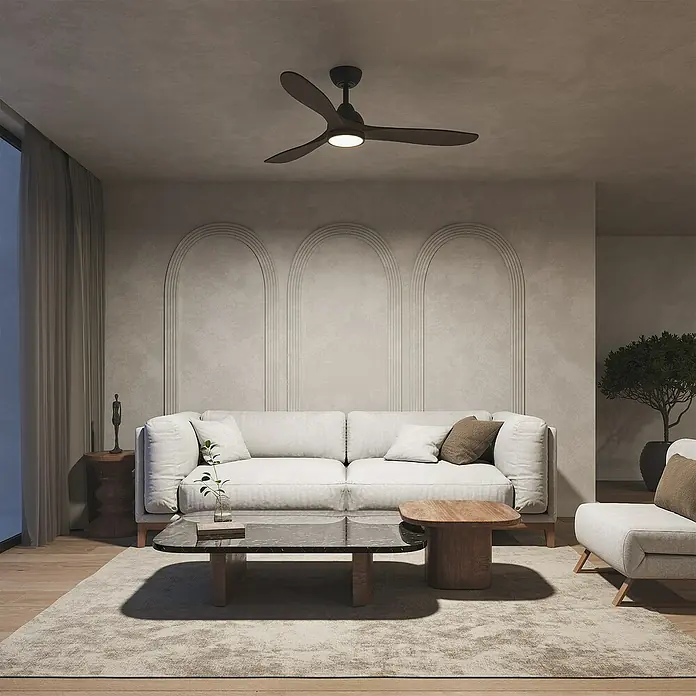 Arte confort Ventilador de techo Kenia - Roble negro, 132 cm, 34 W, Blanco cálido - Salón con un ventilador de techo de tres aspas. El ventilador oscuro está situado de manera central sobre el sofá, la mesa y la alfombra.