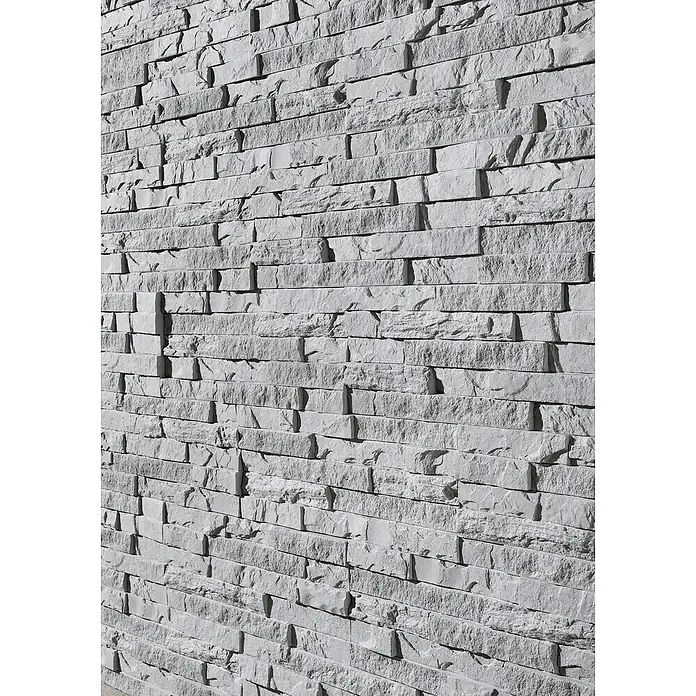 Stegu Verblendstein Hampton - 13 x 38,5 cm, Hellgrau, Steinoptik - Eine Wand verziert mit hellgrauen, horizontal ausgerichteten Steinpaneelen, die eine strukturierte Oberfläche erzeugen.