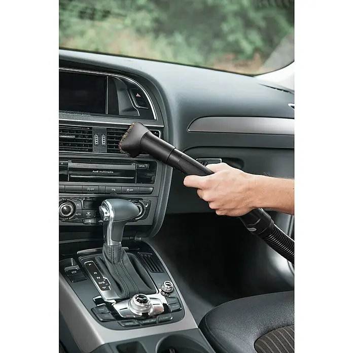 Kärcher Saugbürste - Passend für: Kärcher Mehrzwecksauger WD 1 - 6, 2 -tlg. - Das Innere eines Autos wird mit einem Staubsauger und Bürstenaufsatz gereinigt, um Staub und Schmutz zu entfernen.