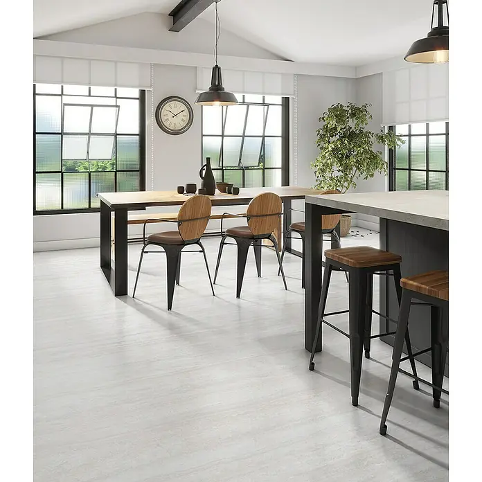 Halcón Pavimento porcelánico Pantheon - 60 x 120 cm, Ebur, Mate, Espesor: 7,4 mm - Cocina moderna con mesa de comedor, sillas y taburetes. El diseño interior es elegante y funcional.