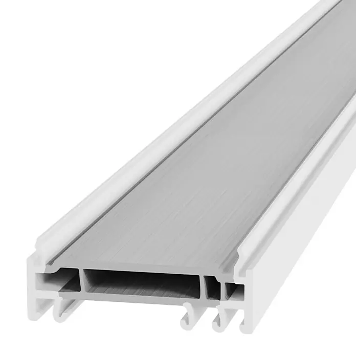 Solid Elements Verbreiterung - 2 x 90 cm, Passend für: Solid Elements Kunststofffenster New Basic - Detailansicht eines weißen Fensterprofils. Das Profil zeigt eine klare, moderne Bauweise mit einem grauen Einsatz.