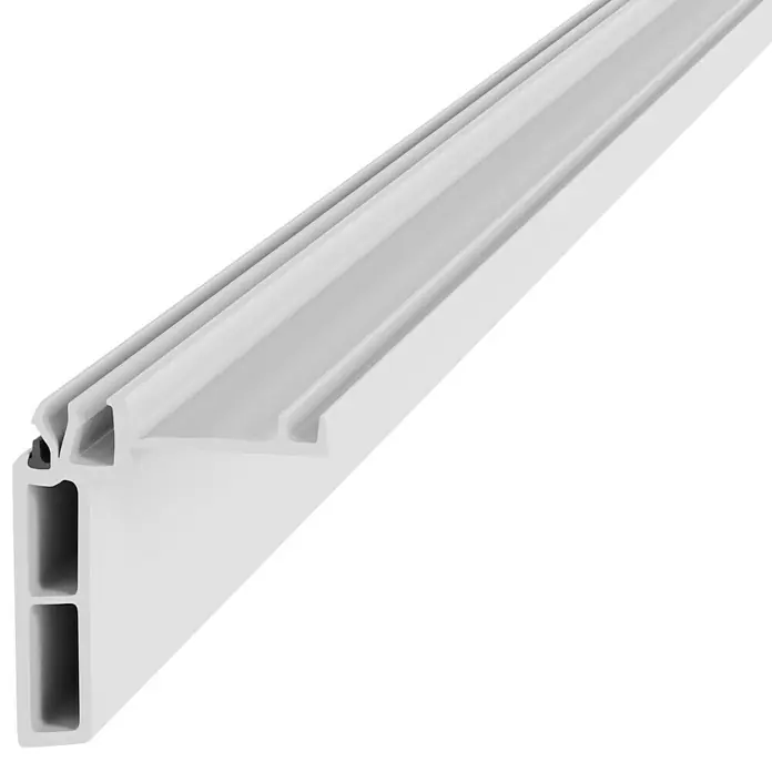 Solid Elements Fensterbankanschlussprofil4 x 90 cm, Passend für: Solid Elements Kunststofffenster New Basic - Nahaufnahme eines weißen Kunststoffprofils, das für Fenster oder Türen verwendet wird, auf schwarzem Hintergrund.