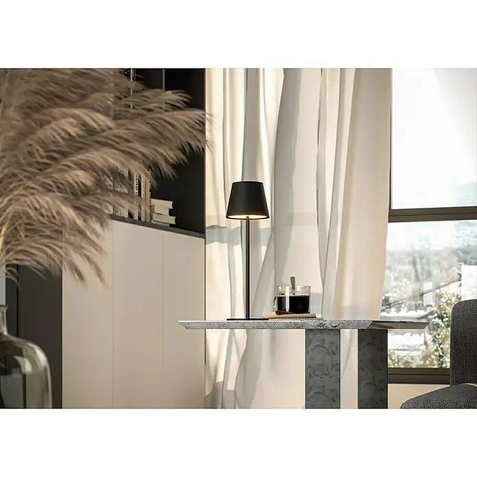 Starlux Paola Akku-Tischleuchte - 3 W, L x B x H: 11 x 11 x 36 cm, Schwarz, Warmweiß - Elegante Tischleuchte auf einem Marmortisch neben einer Tasse Kaffee, inszeniert vor einem hellen Fenster. Perfekt für gemütliche Abende.