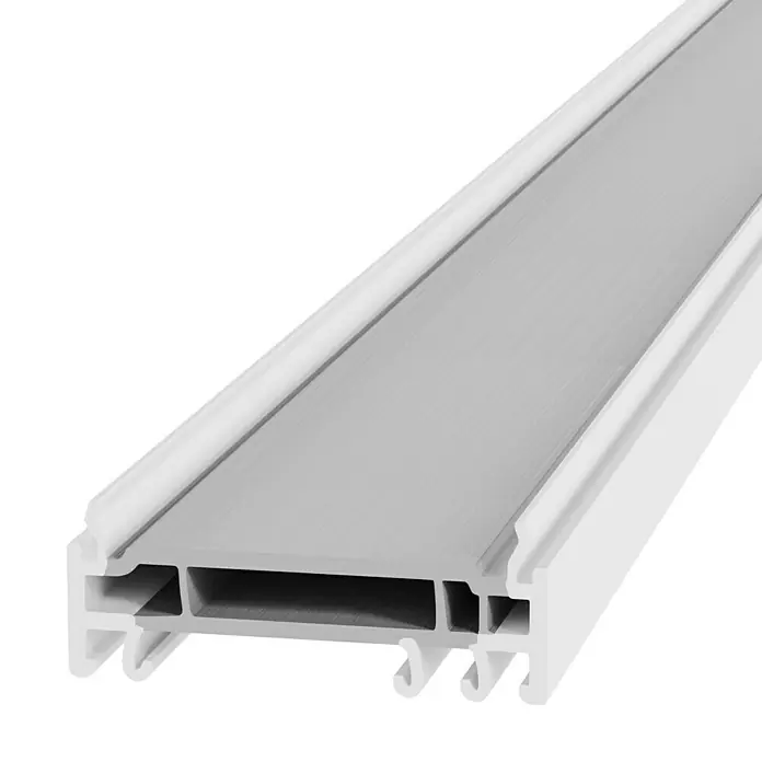 Solid Elements Verbreiterung - 2 x 135 cm, Passend für: Solid Elements Kunststofffenster New Basic - Nahaufnahme eines weißen LED-Aluminiumprofils mit einer grauen Abdeckung und einem einzigartigen Haken-Design für Beleuchtungszwecke.