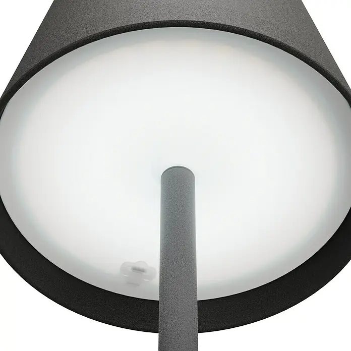 Starlux Paola Akku-Tischleuchte - 3 W, L x B x H: 11 x 11 x 36 cm, Schwarz, Warmweiß - Detailaufnahme einer modernen Außenleuchte mit grauem Schirm und hellem, diffusem Licht. Die Leuchte hat eine minimalistische, zylindrische Basis.
