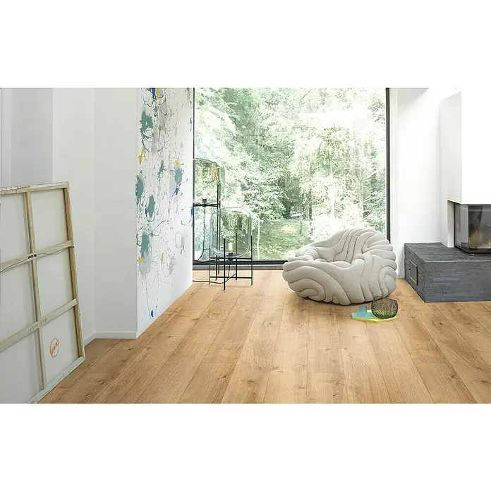 Parador Designbodenmuster Modular ONE Eiche Milano Natur - 200 x 194 x 8 mm, Landhausdiele - Einladendes Interieur mit hellem Eichenholzboden, einem bequemen Sessel und einem modernen Kamin. Das natürliche Licht betont die warme Atmosphäre.