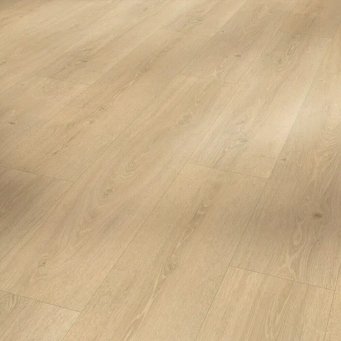Parador Vinylbodenmuster Basic 5.3 Eiche Studioline geschliffen - 200 x 225 x 5,3 mm, Landhausdiele - Ansicht eines Fußbodens aus hellem Laminat mit einem realistischen Holzmaserungsmuster. Perfekt für eine moderne und einladende Raumgestaltung.