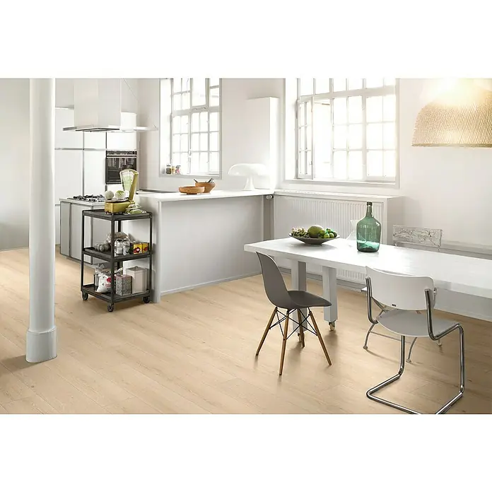 Parador Vinylbodenmuster Basic 5.3 Eiche Studioline geschliffen - 200 x 225 x 5,3 mm, Landhausdiele - Helle Küche mit Holzboden, Esstisch und Servierwagen. Der Boden ist ein zentrales Element des Raumes und sorgt für Wärme.