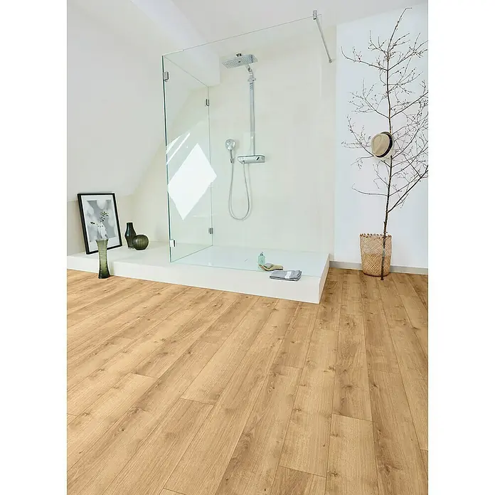 Parador Designbodenmuster Modular ONE Eiche Pure Natur - 200 x 194 x 8 mm, Landhausdiele - Ein helles Badezimmer mit Holzboden und einer modernen, begehbaren Dusche mit Glasabtrennung. Dekorative Elemente verleihen dem Raum eine wohnliche Atmosphäre.