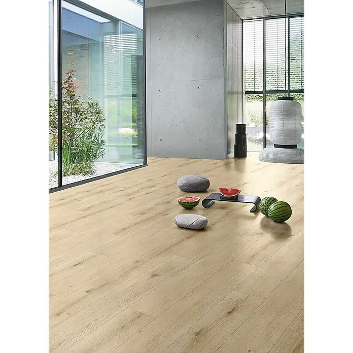 Parador Designbodenmuster Modular ONE Eiche Urban hell - 200 x 194 x 8 mm, Landhausdiele - Das Bild zeigt einen hellen Holzboden in einem modern eingerichteten Raum mit minimalistischem Dekor und natürlichen Elementen.