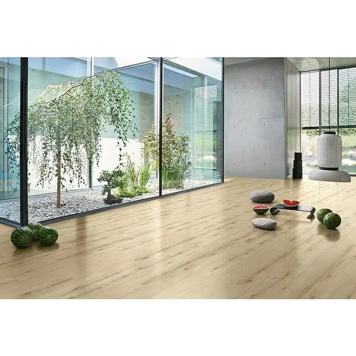 Parador Designbodenmuster Modular ONE Eiche Urban hell - 200 x 194 x 8 mm, Landhausdiele - Einladender Raum mit hellem Laminatboden, der eine warme und moderne Atmosphäre schafft. Perfekt für stilvolles Wohnen.