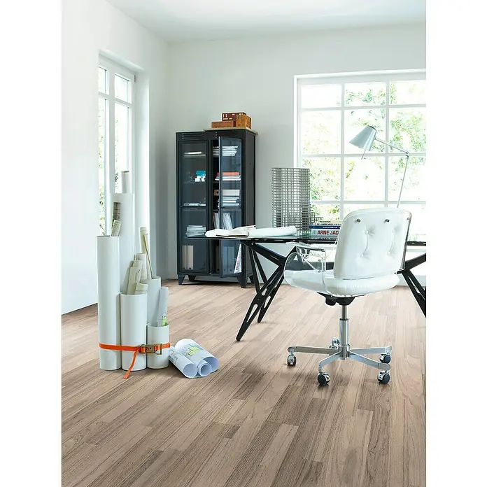 Parador Laminatmuster Basic 400 Ozean Teak - 200 x 194 x 8 mm, Schiffsboden - Ein stilvolles Heimbüro mit elegantem Schreibtisch und weißem Bürostuhl, ergänzt durch einen Schrank und einen Behälter für Architekturzeichnungen.
