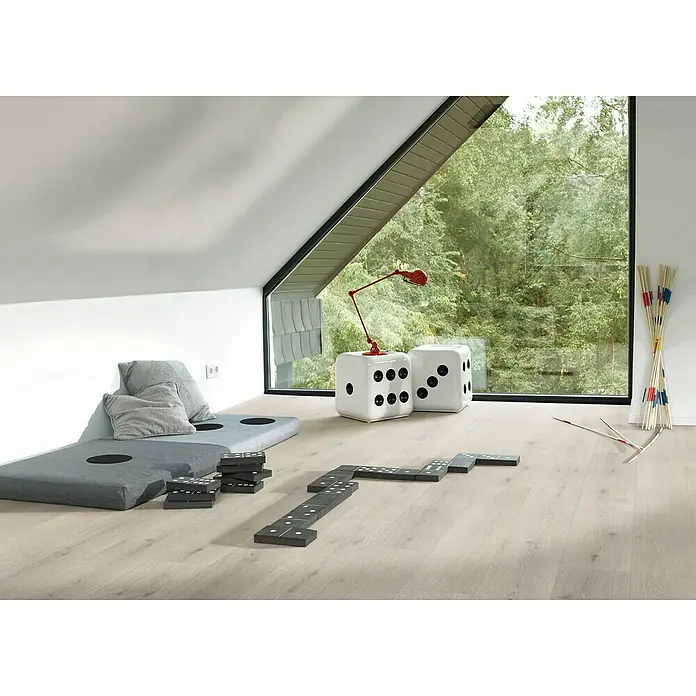 Parador Designbodenmuster Modular ONE Eiche Urban weiß - 200 x 194 x 8 mm, Landhausdiele - Attraktiver Spielbereich mit Würfelhockern, Dominosteinen und farbenfrohen Holzstäben vor einem großen Fenster.