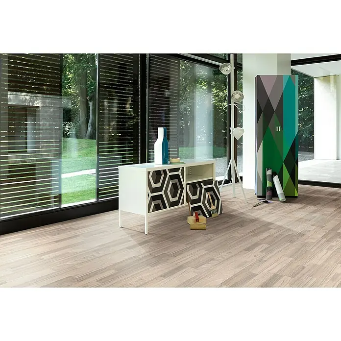 Parador Laminatmuster Basic 400 Ozean Teak - 200 x 194 x 8 mm, Schiffsboden - Einrichtungsidee mit modernem, weißem Sideboard mit geometrischem Muster, das stilvoll im Raum platziert ist. Fensterfront mit Blick ins Grüne.