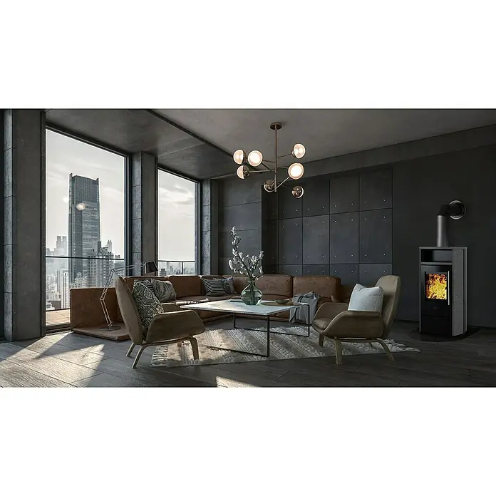 Kaminofen Mailand - 6 kW, Raumheizvermögen: 102 m³, Schwarz - Elegantes Wohnzimmer mit einem modernen Kaminofen, der Wärme und Stil in den Raum bringt. Das stilvolle Möbeldesign und die Fenster ergänzen den Kaminofen perfekt.