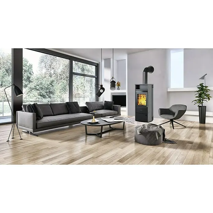 Kaminofen Dublin - 6 kW, Raumheizvermögen: 102 m³, Schwarz - Ein moderner Wohnraum mit einem eleganten Kaminofen als zentralem Element, umgeben von stilvollen Möbeln und viel Tageslicht.