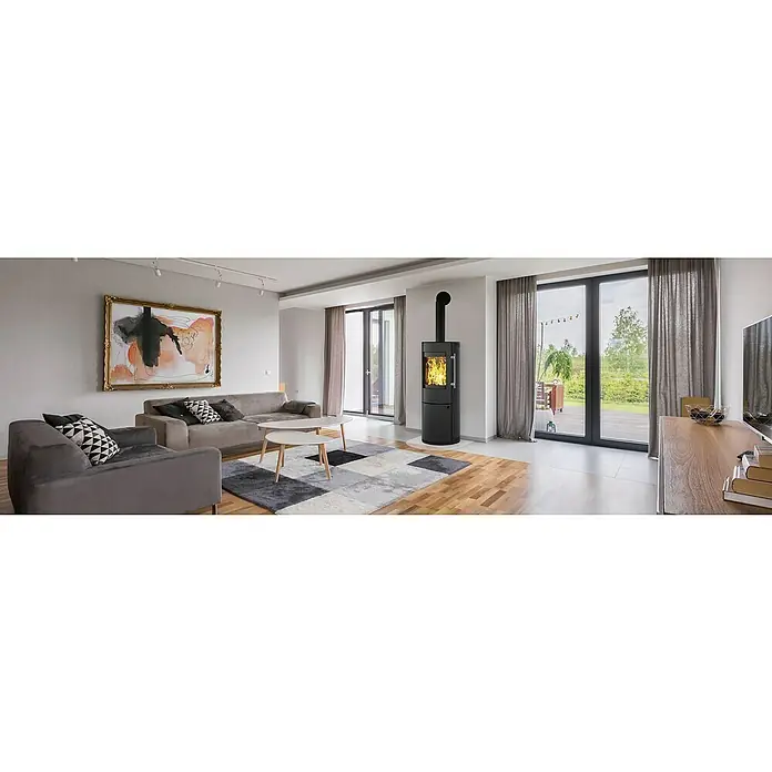 Kaminofen Lugano - 6 kW, Raumheizvermögen: 115 m³, Material Verkleidung: Stahl, Schwarz - Modernes Wohnzimmer mit einem schwarzen Kaminofen als Blickfang, ergänzt durch ein graues Sofa und ein abstraktes Gemälde.