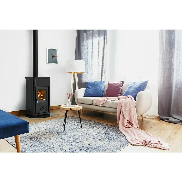 La Nordica Kaminofen Silla - 6,6 kW, Raumheizvermögen: 189 m³, Material Verkleidung: Stahl, Schwarz - Wohnzimmer mit einem schwarzen Kaminofen, der Wärme und Gemütlichkeit ausstrahlt, ergänzt durch ein stilvolles Interieur.