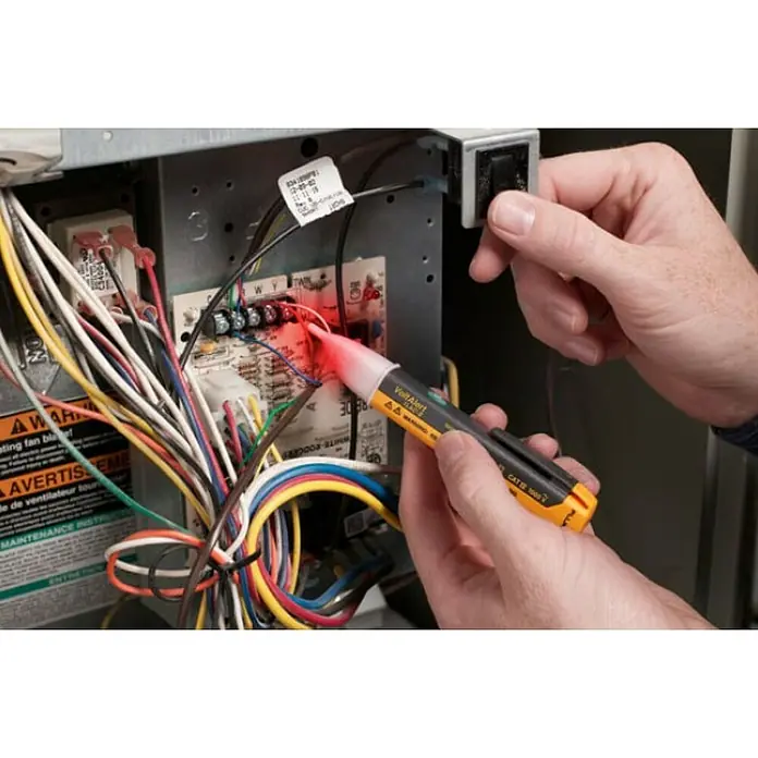Fluke Kontaktloser Spannungsprüfer VoltAlert 1AC-II - 200 V - 1.000 V, IP40, CAT IV 1.000 V - Nahaufnahme eines VoltAlert Spannungsprüfers, der an einem elektronischen Bauteil verwendet wird, zur Kontrolle der Spannung.