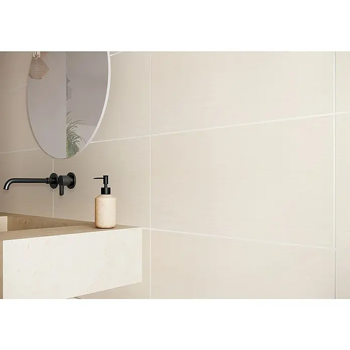 Wandfliese Genf New - 30 x 60 cm, Weiß/Creme, Matt - Nahaufnahme eines modernen Badezimmers mit einem eleganten Waschbecken, Armatur und einem stilvollen Seifenspender. Das minimalistische Design betont die klaren Linien.
