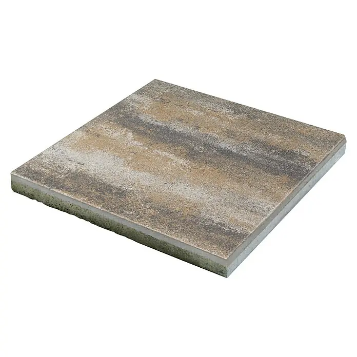 Terrassenplatte Saturn - 50 x 50 x 4 cm, Muschelkalk, Beton - Nahaufnahme eines einzelnen Pflastersteins mit einem gesprenkelten Muster in Braun-, Grau- und Beigetönen, der auf einem schwarzen Hintergrund liegt.