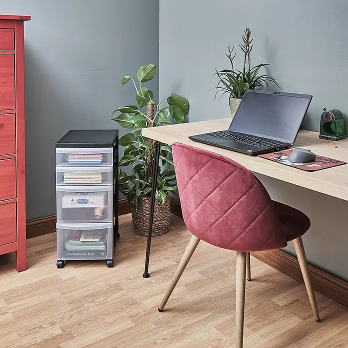 Rollcontainer - L x B x H: 40 x 29 x 61,5 cm, Anzahl Schubladen: 4 Stk., Kunststoff - Ein Foto eines Büros mit einem Schreibtisch, einem roten Stuhl und einem durchsichtigen Rollcontainer mit vier Schubladen.