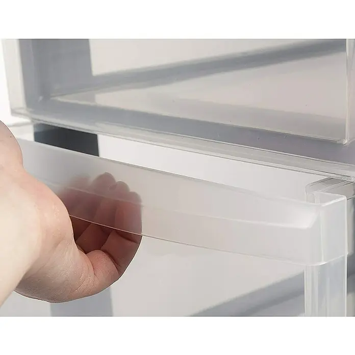 Rollcontainer - L x B x H: 40 x 29 x 61,5 cm, Anzahl Schubladen: 4 Stk., Kunststoff - Nahaufnahme eines transparenten Schuhkartons mit Schublade, der von einer Hand geöffnet wird, Fokus auf Aufbewahrungslösung.