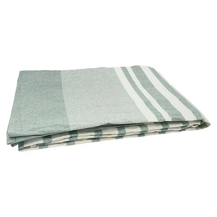 Manta para sofá Raya - 150 x 250 cm, Textil, Verde - Esta imagen muestra un paño de cocina doblado con un atractivo patrón de rayas en suaves tonos de verde y blanco.