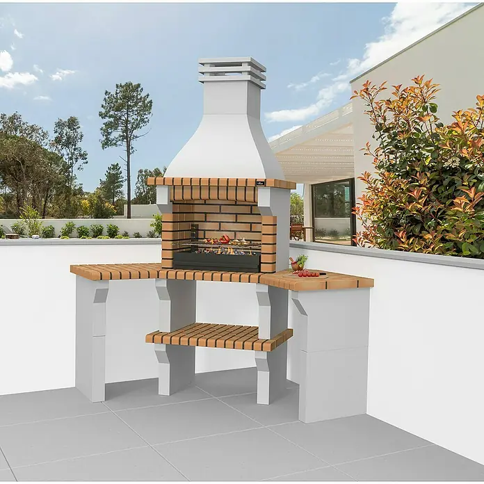 Collippo Barbacoa de obra Sesimbra con mesas auxiliares - An x Pr x Al: 170 x 58 x 240 cm, Superficie parrilla: 60 x 38 cm, Marrón - Imagen de una parrilla exterior de mampostería con parrilla, estantes y chimenea en una terraza.