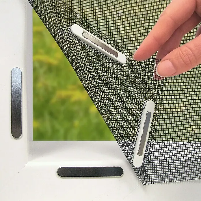 Easy Maxx Insektenschutz-Netz - B x H: 130 x 150 cm, Montage Insektengitter: Magnetisch anheften - Nahaufnahme eines magnetischen Fliegengitters am Fenster, das durch eine Hand bedient wird. Ideal für den Schutz vor Insekten.