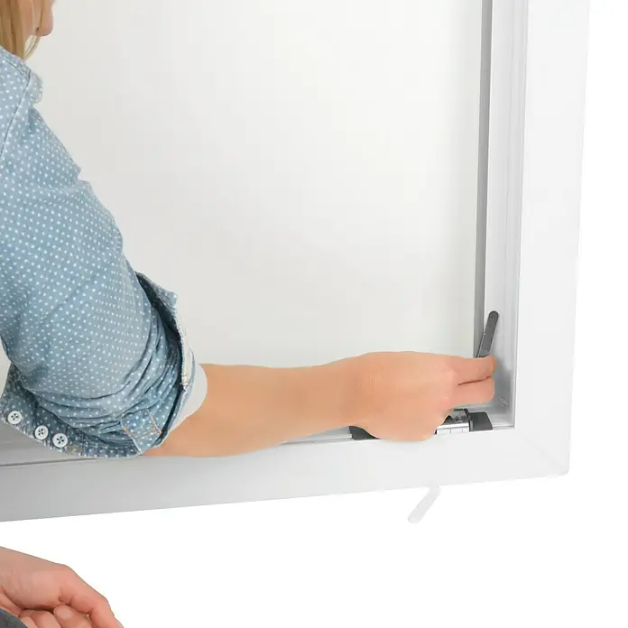 Easy Maxx Insektenschutz-Netz - B x H: 130 x 150 cm, Montage Insektengitter: Magnetisch anheften - Nahaufnahme eines Rahmens, der von einer Person mit einem Werkzeug bearbeitet wird.