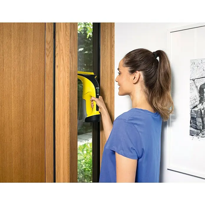 Kärcher Saugdüse - Passend für: Kärcher Fenstersauger WV 6/Premium/Plus - Frau putzt Fenster mit einem gelben Kärcher WV Akku-Fenstersauger.
