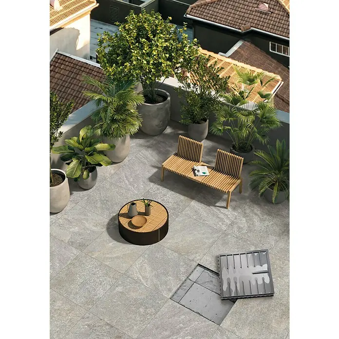 Terrassenfliese Click and Go Griechisch Quarzit - 60 x 60 cm, Grau, Matt - Helle Terrassenfliesen mit Natursteinoptik schaffen ein einladendes Ambiente im Außenbereich mit Pflanzen und Gartenmöbeln.
