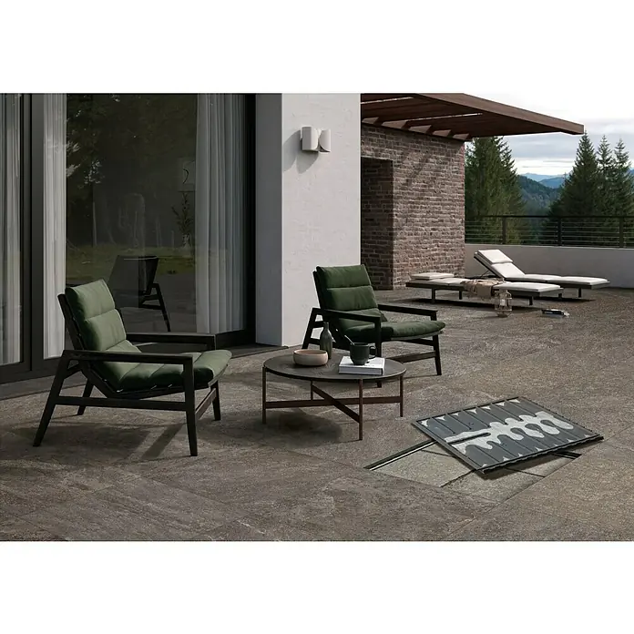 Terrassenfliese Click and Go Griechisch Quarzit - 60 x 60 cm, Anthrazit, Matt - Entspannen Sie auf diesem stilvollen Terrassenbereich mit bequemen Sesseln, Couchliegen und einem einzigartigen Bodenelement.