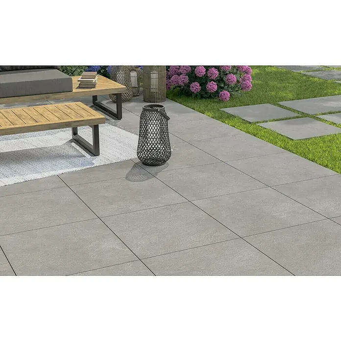 Terrassenfliese Garden Family Lightgrey - 60 x 60 x 2 cm, Hellgrau, Matt - Außenaufnahme mit großen quadratischen Terrassenplatten in Grau, die eine stilvolle und moderne Atmosphäre schaffen.