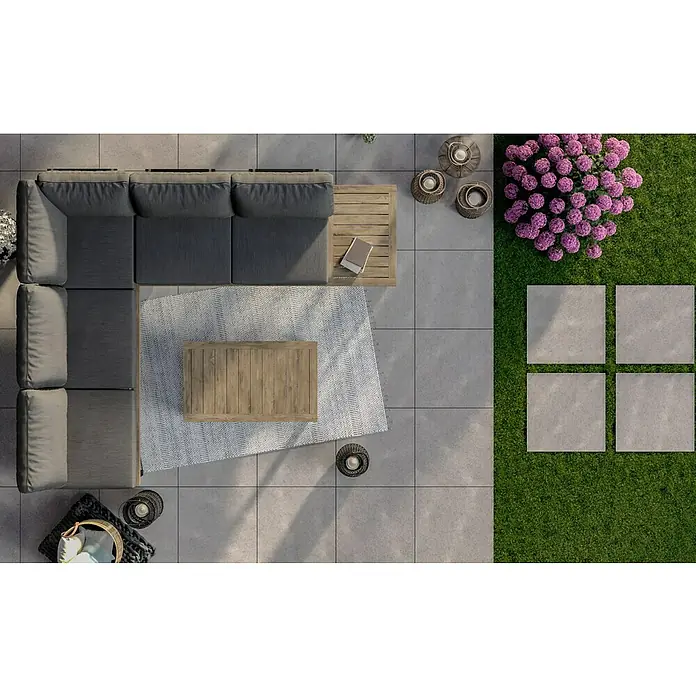 Terrassenfliese Garden Family Lightgrey - 60 x 60 x 2 cm, Hellgrau, Matt - Draufsicht einer grauen Terrassen-Lounge mit Kaffeetisch, ergänzt durch Pflanzen und dekorative Laternen, die ein stilvolles Ambiente schaffen.