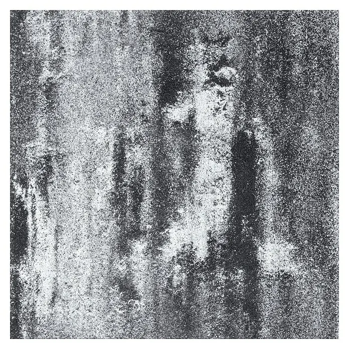 Terrassenplatte Megadrain Saturn - 50 x 50 x 4 cm, Grau/Schwarz, Beton - Strukturierte Betonwand mit kontrastierenden hellen und dunklen Flecken, die ein abstraktes, texturiertes Muster erzeugen.