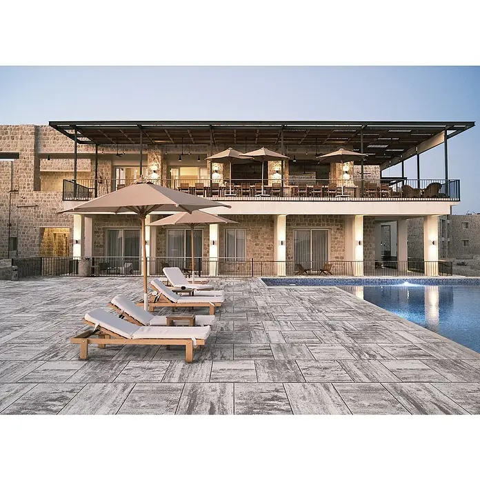 Terrassenplatte Megadrain Silver - 50 x 50 x 4 cm, Grau, Beton - Exklusives Resort mit Liegestühlen, Sonnenschirmen und Pool für entspannte Urlaubstage. Genießen Sie Luxus und Komfort in vollen Zügen.