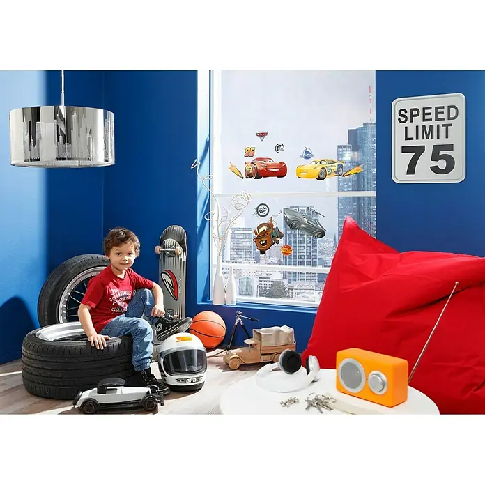 Komar Disney Edition 4 Fenstersticker Cars - Disney Cars, Bunt, 31 x 31 cm - Kinderzimmer mit dem Jungen, der auf Autoreifen sitzt. Dekor mit Cars-Aufklebern und Verkehrsschild.
