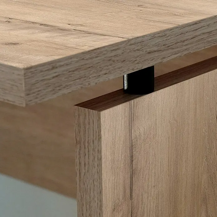 Muebles Pitarch Teide Mesa de escritorio - L x An x Al: 68 x 120 x 76 cm, Roble Gold - Primer plano de un escritorio moderno de madera con un diseño minimalista y un puntal de soporte negro, resaltando la veta de la madera.
