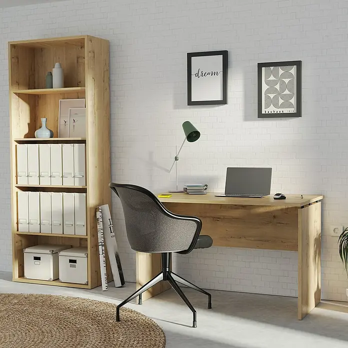 Muebles Pitarch Teide Mesa de escritorio - L x An x Al: 68 x 120 x 76 cm, Roble Gold - Elegante oficina con escritorio de madera clara, estantería y silla de oficina gris para un espacio de trabajo confortable.